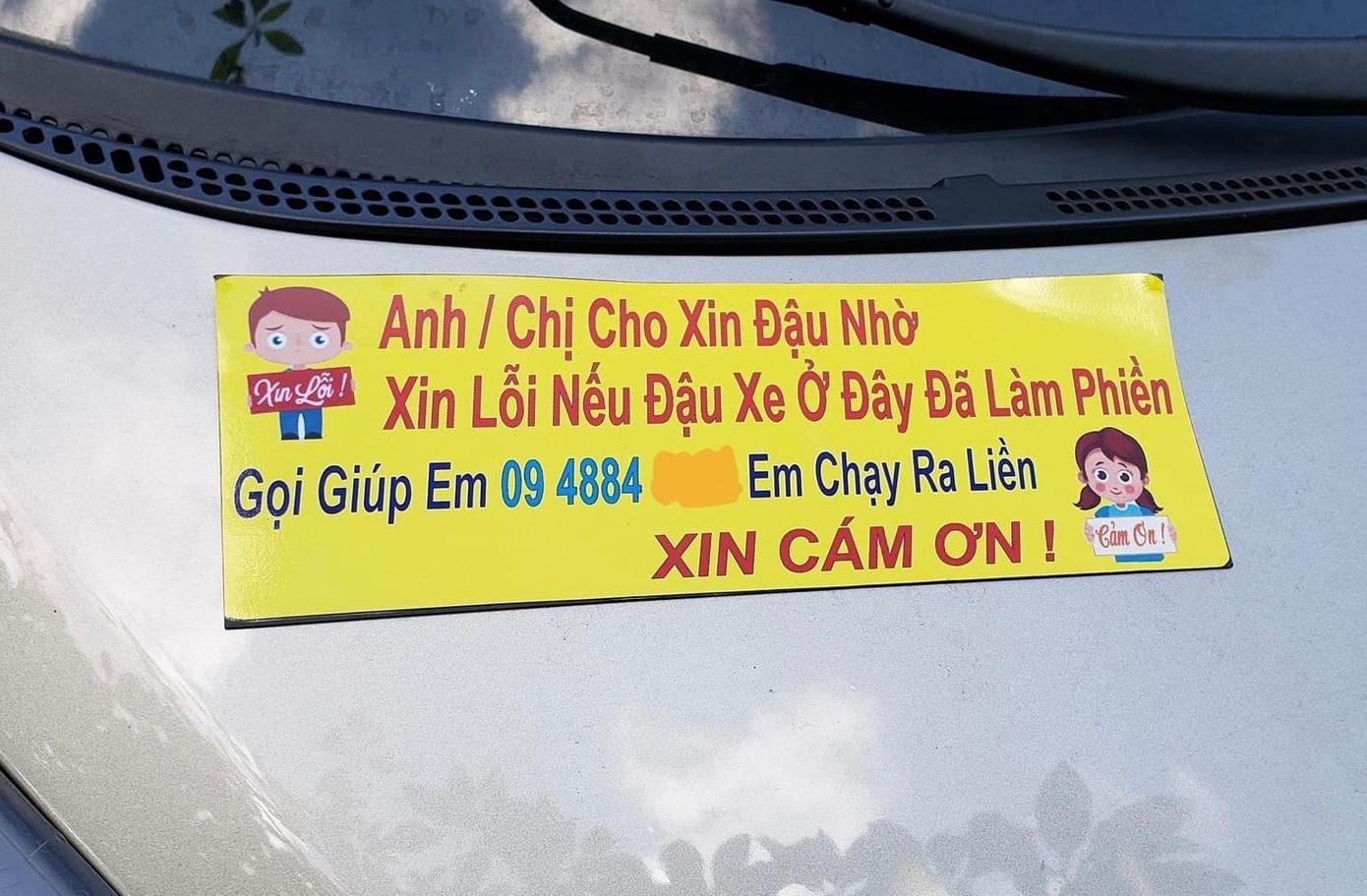 Đây là một hành động rất văn minh của chủ xe. Điều này vừa giúp chủ xe yên tâm đỗ vừa có thể dễ dàng xử lý nếu cần di chuyển chiếc xe đi chỗ khác. Ảnh: Hồ Sỹ Hoàn.