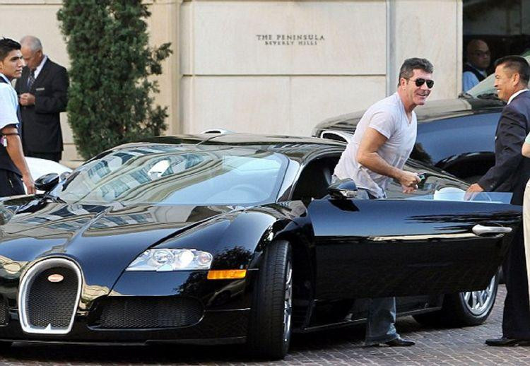 Simon thường cùng Veyron tham gia nhiều sự kiện quan trọng