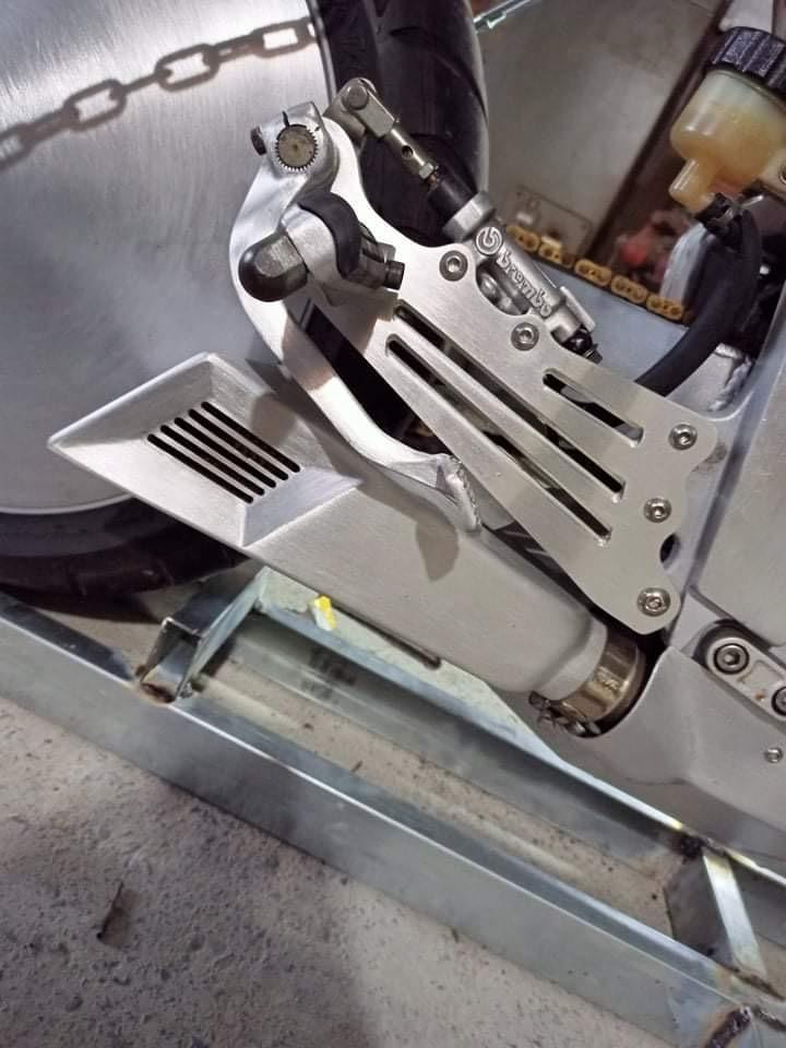 Ống pô xe là tác phẩm do chính anh Chánh chế tạo