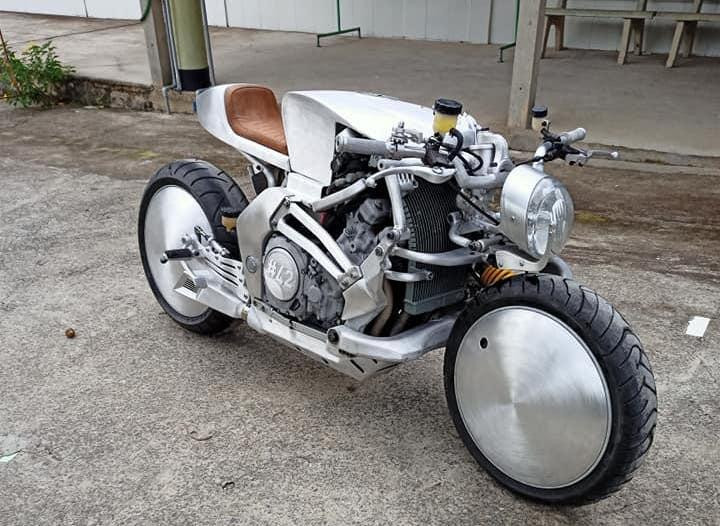 Phần cổ lái của chiếc xe có thiết kế tay đòn đặc biệt