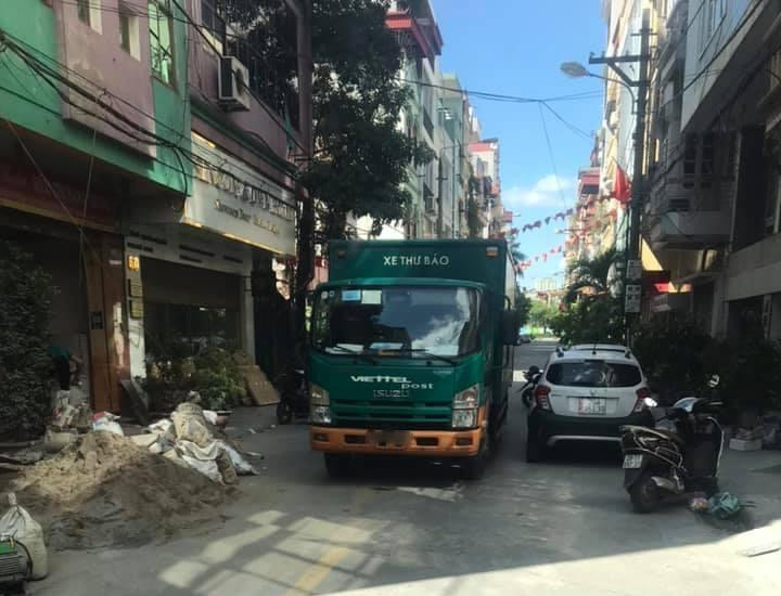 Tình huống này khiến không có phương tiện nào có thể đi qua ngõ. Ảnh: Nguyen Sy Quang.