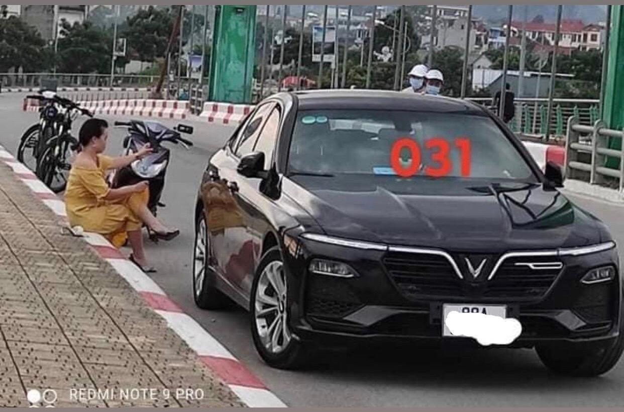 Đang lăn bánh thì chủ xe muốn dừng chân giữa cầu để "hóng mát". Hành động này vừa khiến làn đường bị chật đi vừa vi phạm luật giao thông. Ảnh: FB.