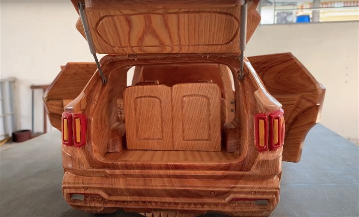 Mẫu SUV đặc biệt này được làm từ gỗ bách Phúc Kiến. Mẫu SUV đặc biệt này được làm từ gỗ bách Phúc Kiến.