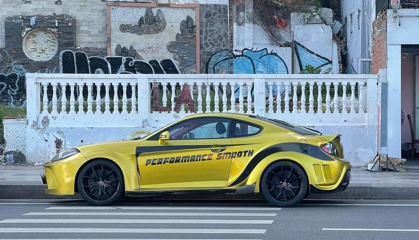 Chiếc xe thể thảo thản nhiên đỗ trên phần đường cho người đi bộ. Ảnh: Hưởng Hoàng.