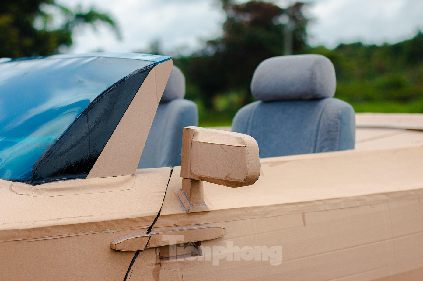 Quá trình tạo hình cho chiếc Boat Tail đặc biệt này yêu cầu sự tỉ mỉ và tập trung cao độ. Ảnh: Bazan TV