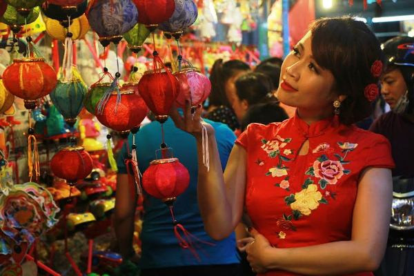 Phố lồng đèn rực rỡ khoe sắc đón Trung thu ảnh 1