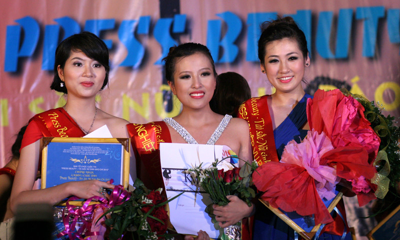 Ba thí sinh đạt giải cao nhất cuộc thi: Bùi Hương Nhung, Đoàn Mỹ Anh, Dương Tú Anh (từ trái sang phải). Ảnh: X.T Ba thí sinh đạt giải cao nhất cuộc thi: Bùi Hương Nhung, Đoàn Mỹ Anh, Dương Tú Anh (từ trái sang phải)