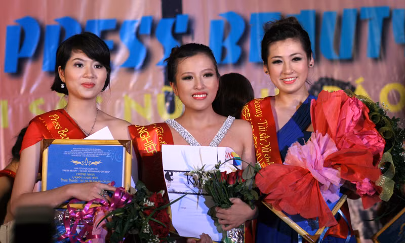 Ba thí sinh đạt giải cao nhất cuộc thi: Bùi Hương Nhung, Đoàn Mỹ Anh, Dương Tú Anh (từ trái sang phải)