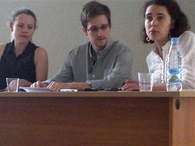 Ông Snowden xuất hiện cuối tuần qua tại sân bay Nga. Ảnh: HRW