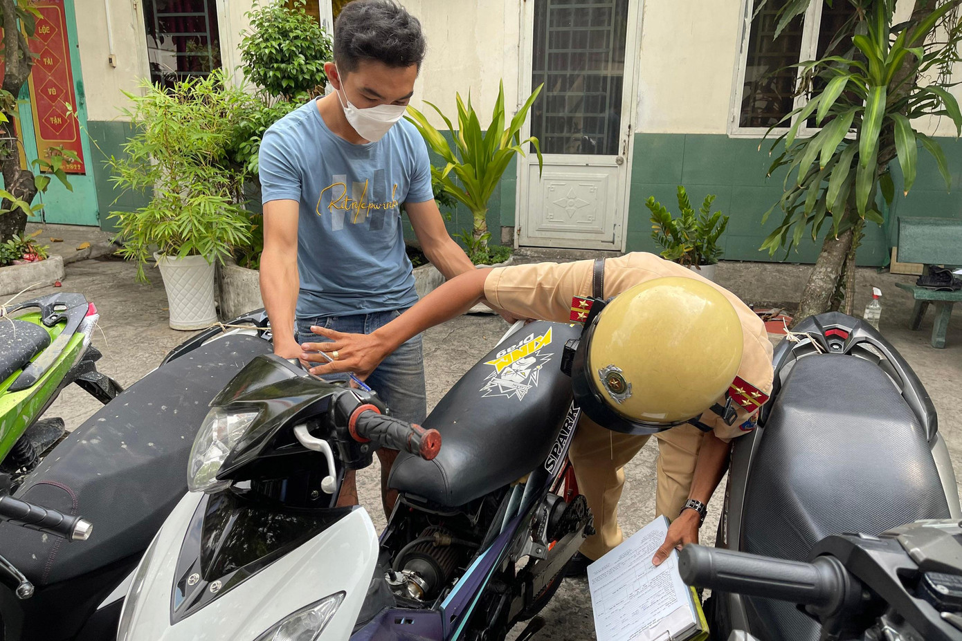 CSGT kiểm tra phương tiện của các 'quái xế'. CSGT kiểm tra phương tiện của các 'quái xế'.