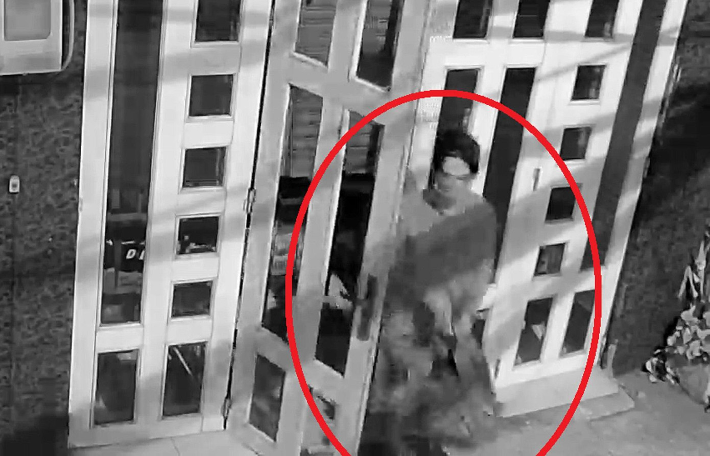 Tên trộm xách balo và tài sản ung dung đi ra khỏi cửa hàng. Tên trộm xách balo và tài sản ung dung đi ra khỏi cửa hàng.