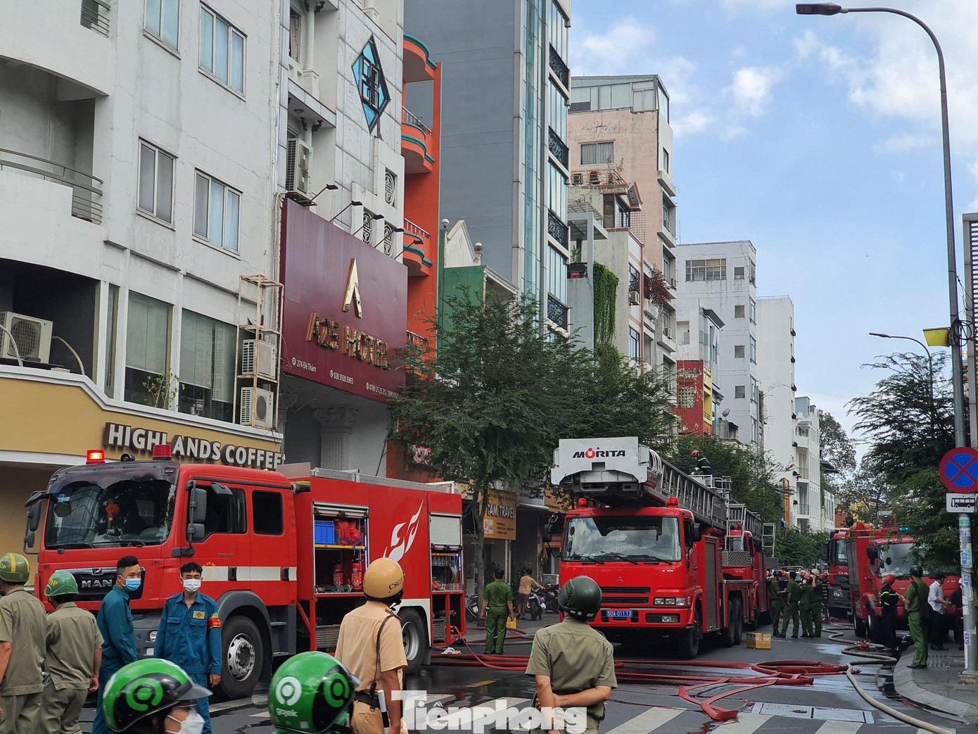 Đoạn đường qua hiện trường bị phong tỏa.