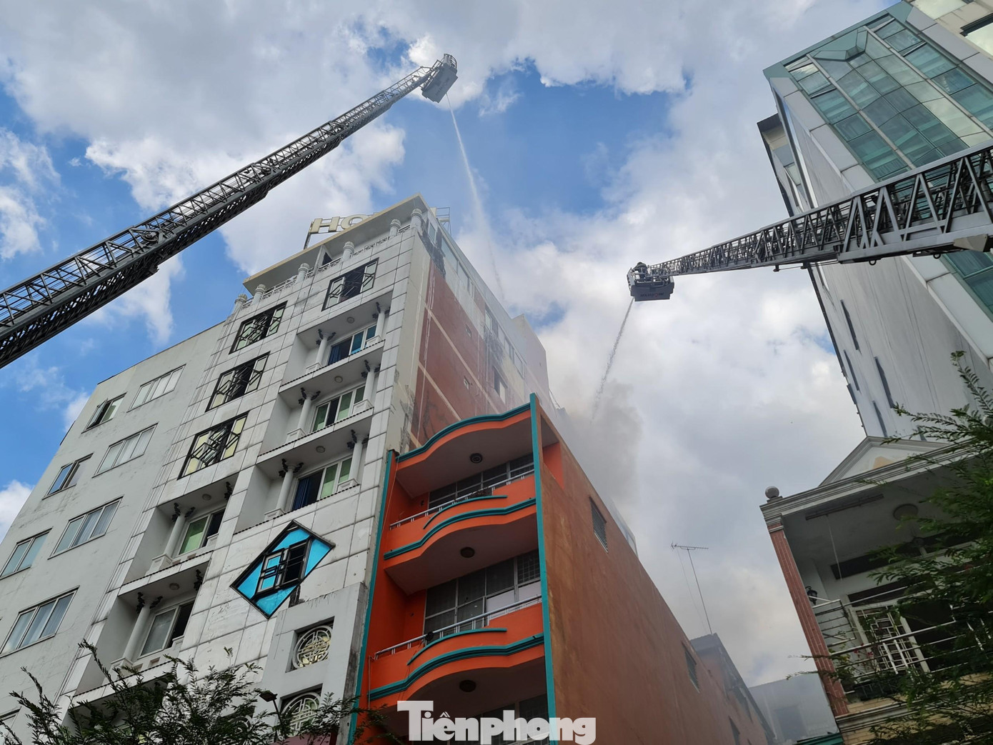 Xe thang tiếp cận hiện trường dập lửa, cứu người.