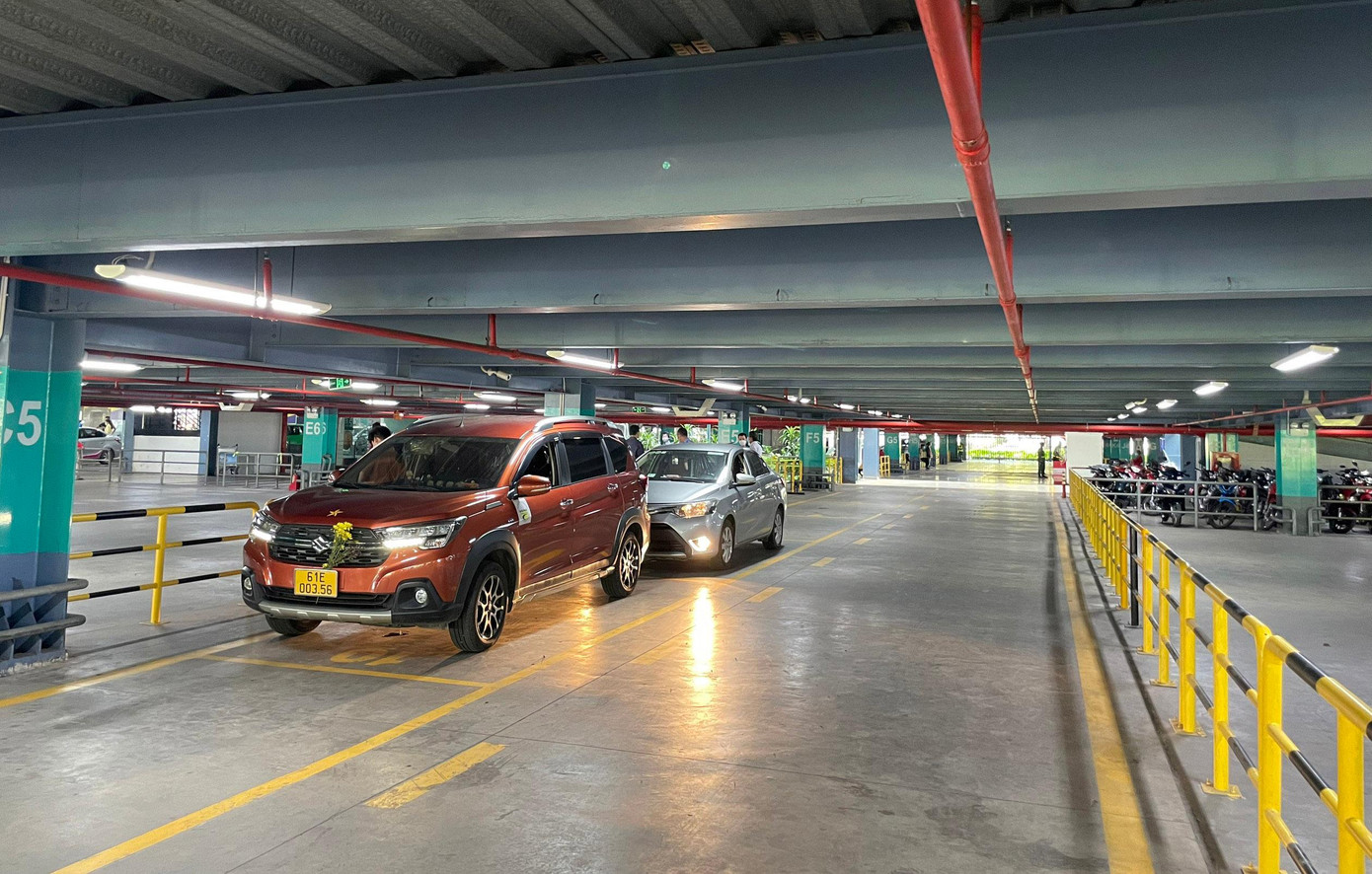 Sân bay Tân Sơn Nhất mở thêm làn đón khách cho ô tô.