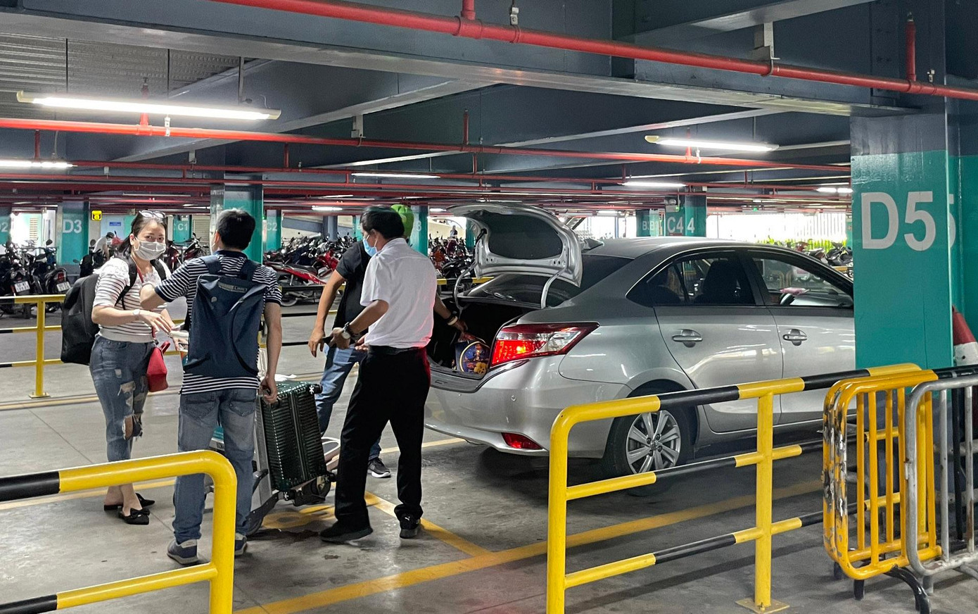 Hành khách đón xe công nghệ tại làn D1.