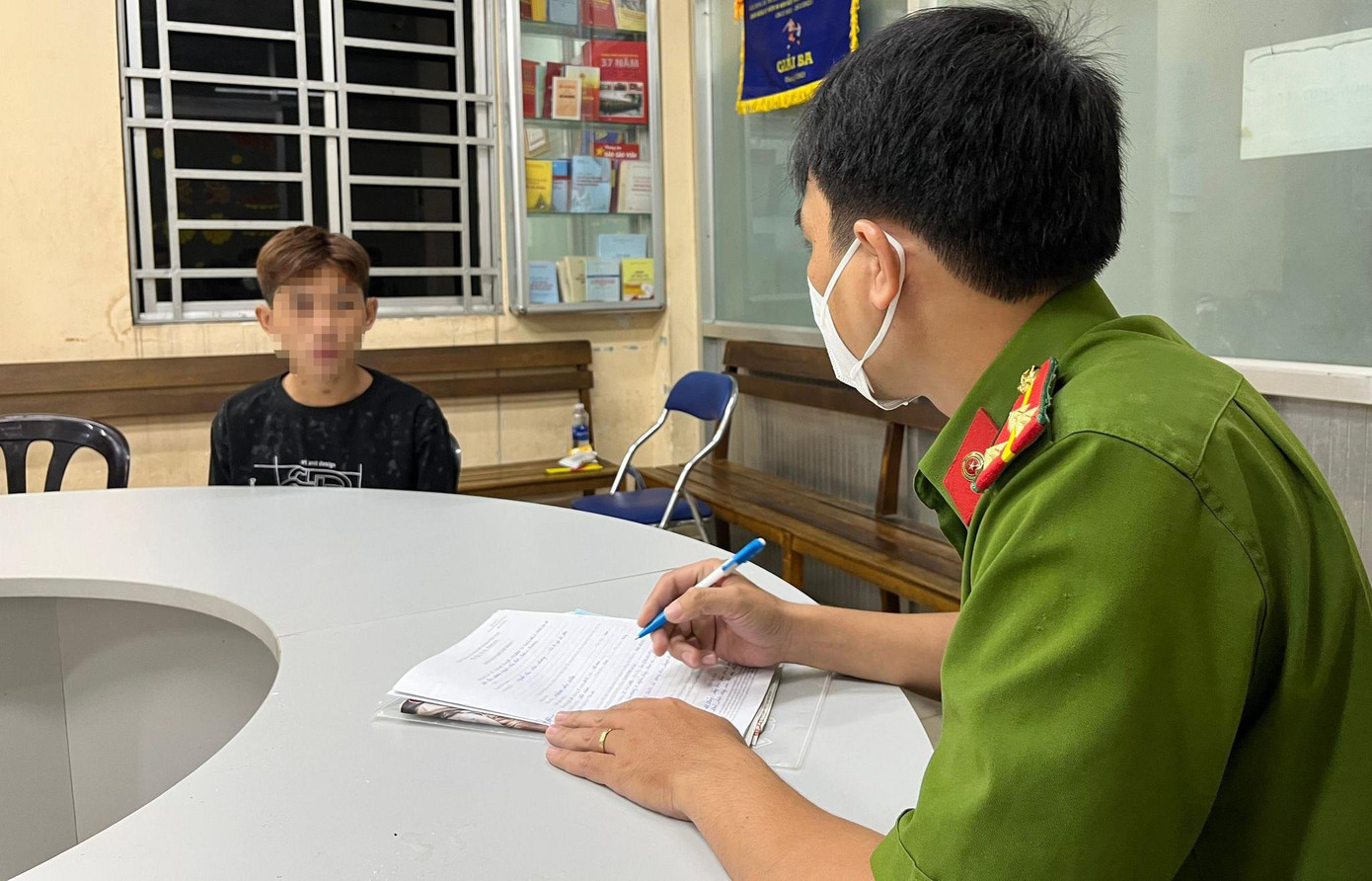 Công an lấy lời khai đối tượng trong nhóm.