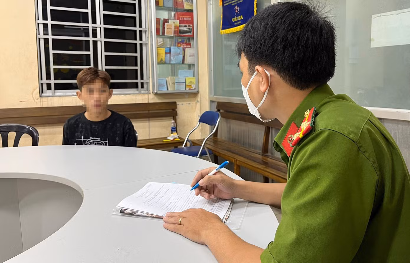 Công an lấy lời khai đối tượng trong nhóm. Công an lấy lời khai đối tượng trong nhóm.
