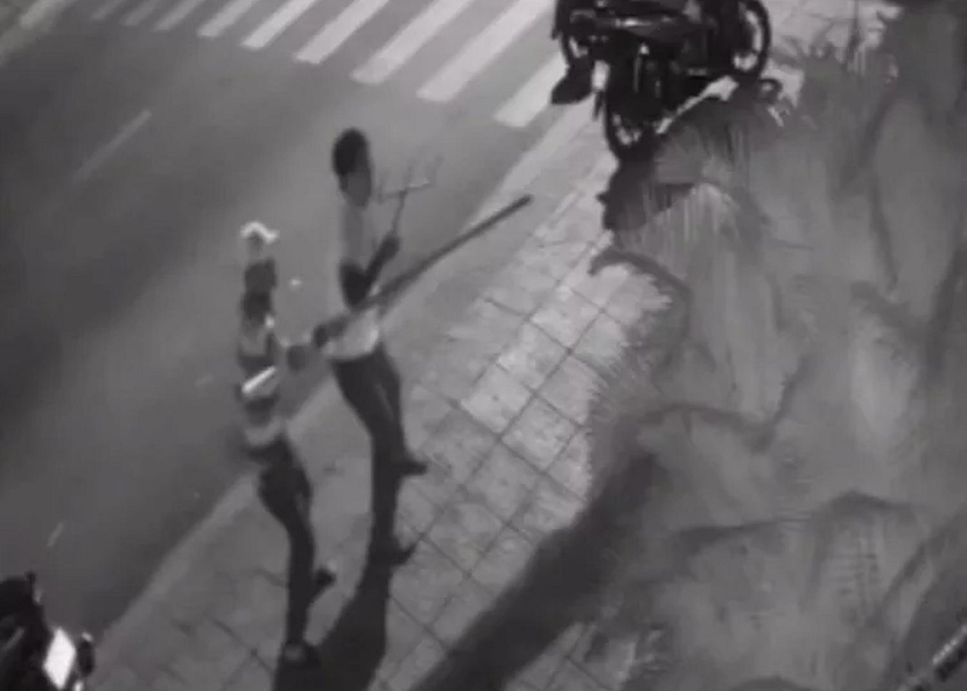 Nhóm của Trọng cầm hung khí vào quán karaoke.