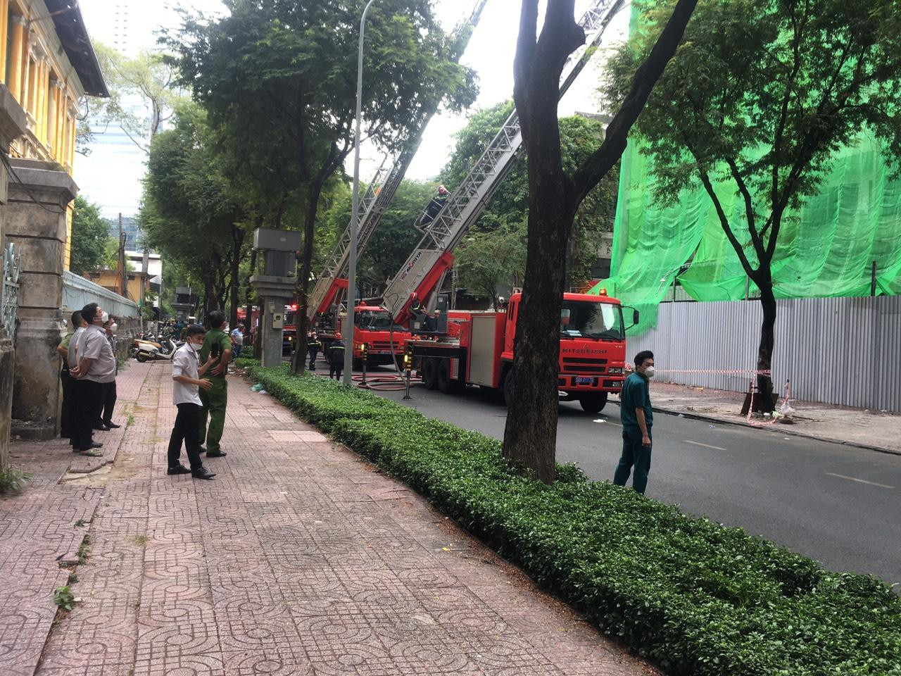 Lực lượng chức năng tiến hành dập lửa.