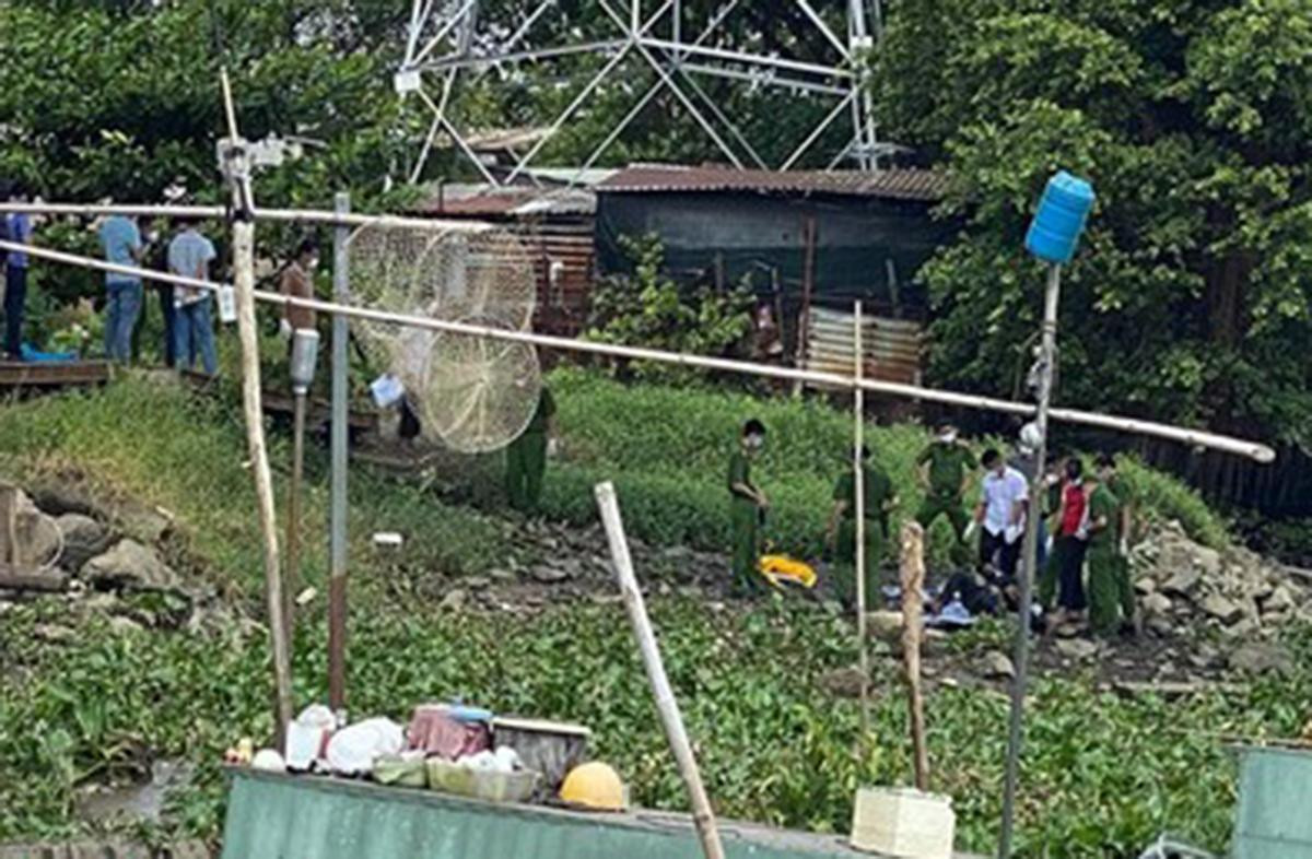 Công an điều tra hiện trường phát hiện thi thể.