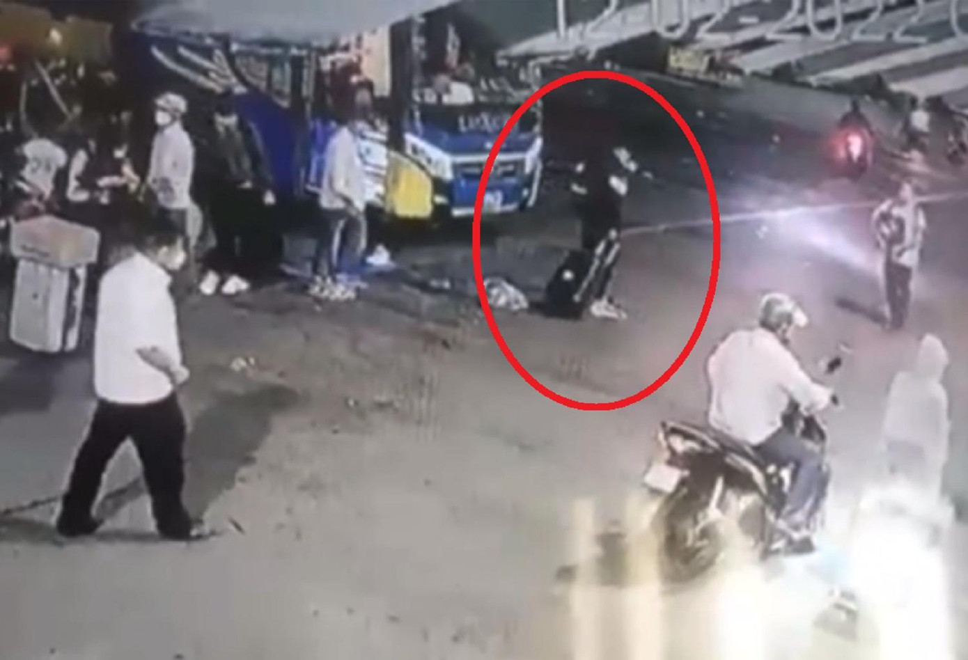 Nam sinh viên kéo vali rời khỏi bến xe Miền Đông sáng 12/2.