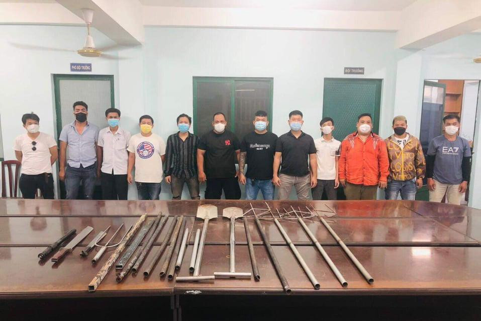 Hai nhóm thanh niên cùng nhiều hung khí bị thu giữ.