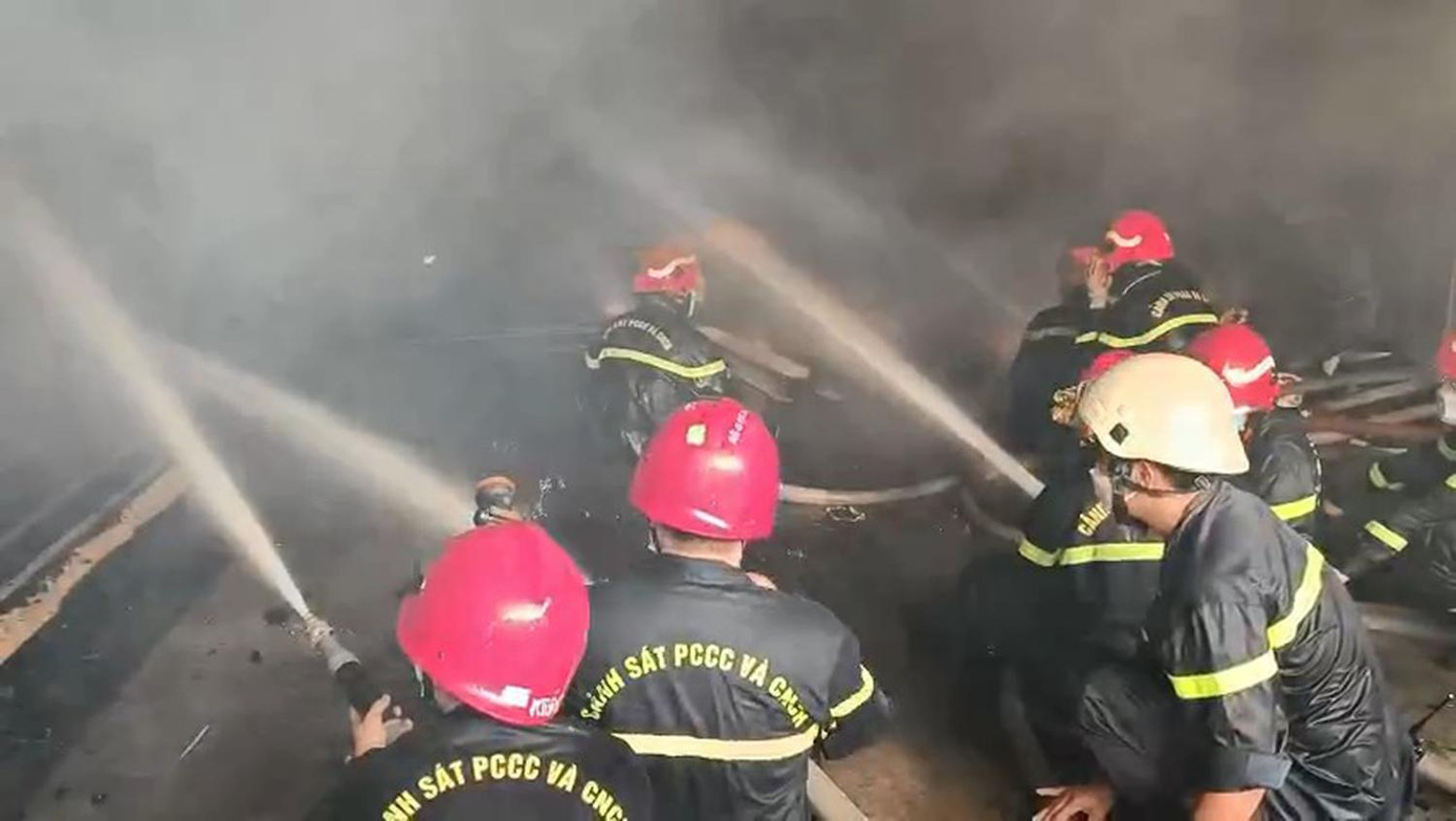 Lực lượng chức năng dập lửa. Lực lượng chức năng dập lửa.