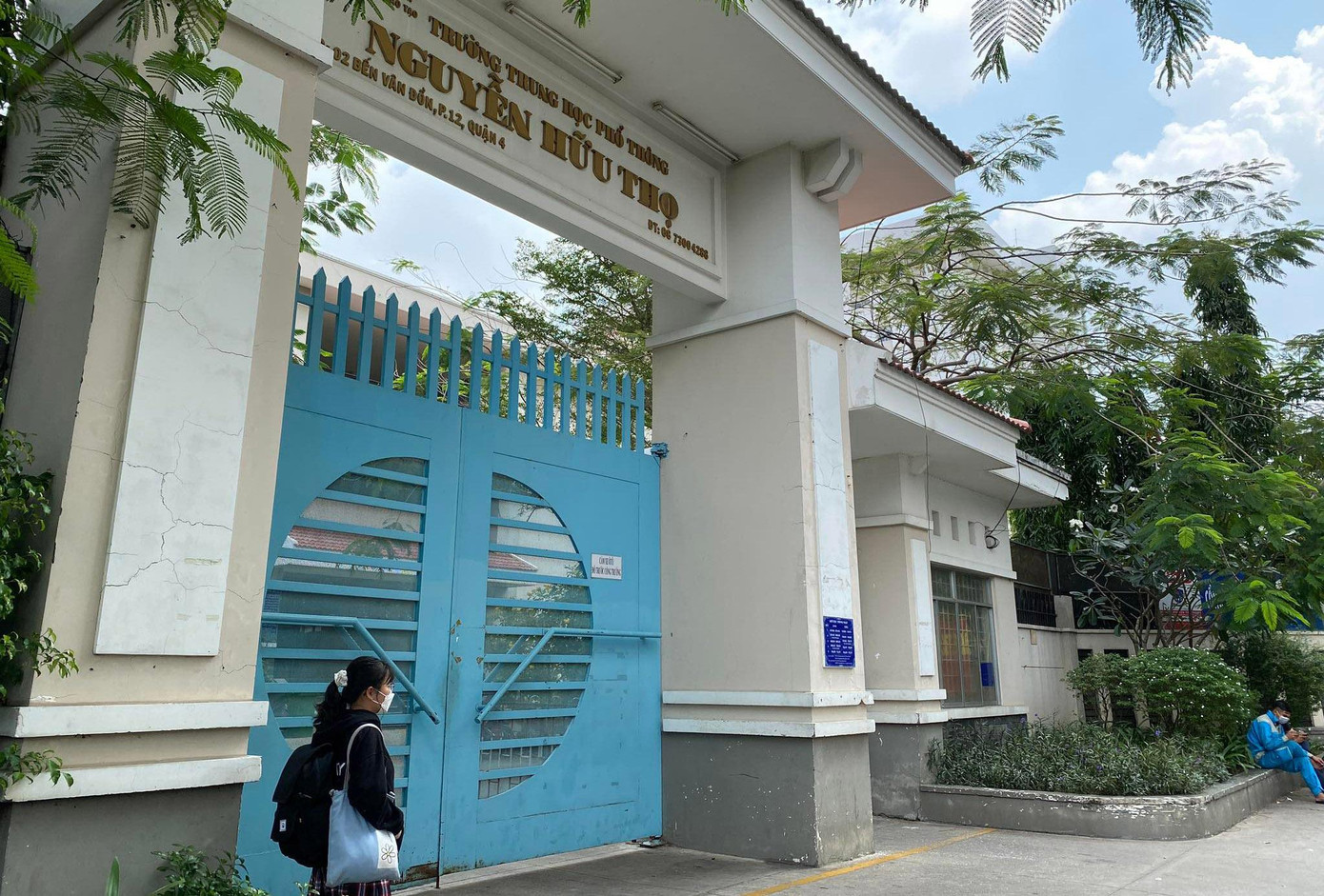 Trường học nơi nữ sinh nhảy lầu. Trường học nơi nữ sinh nhảy lầu.