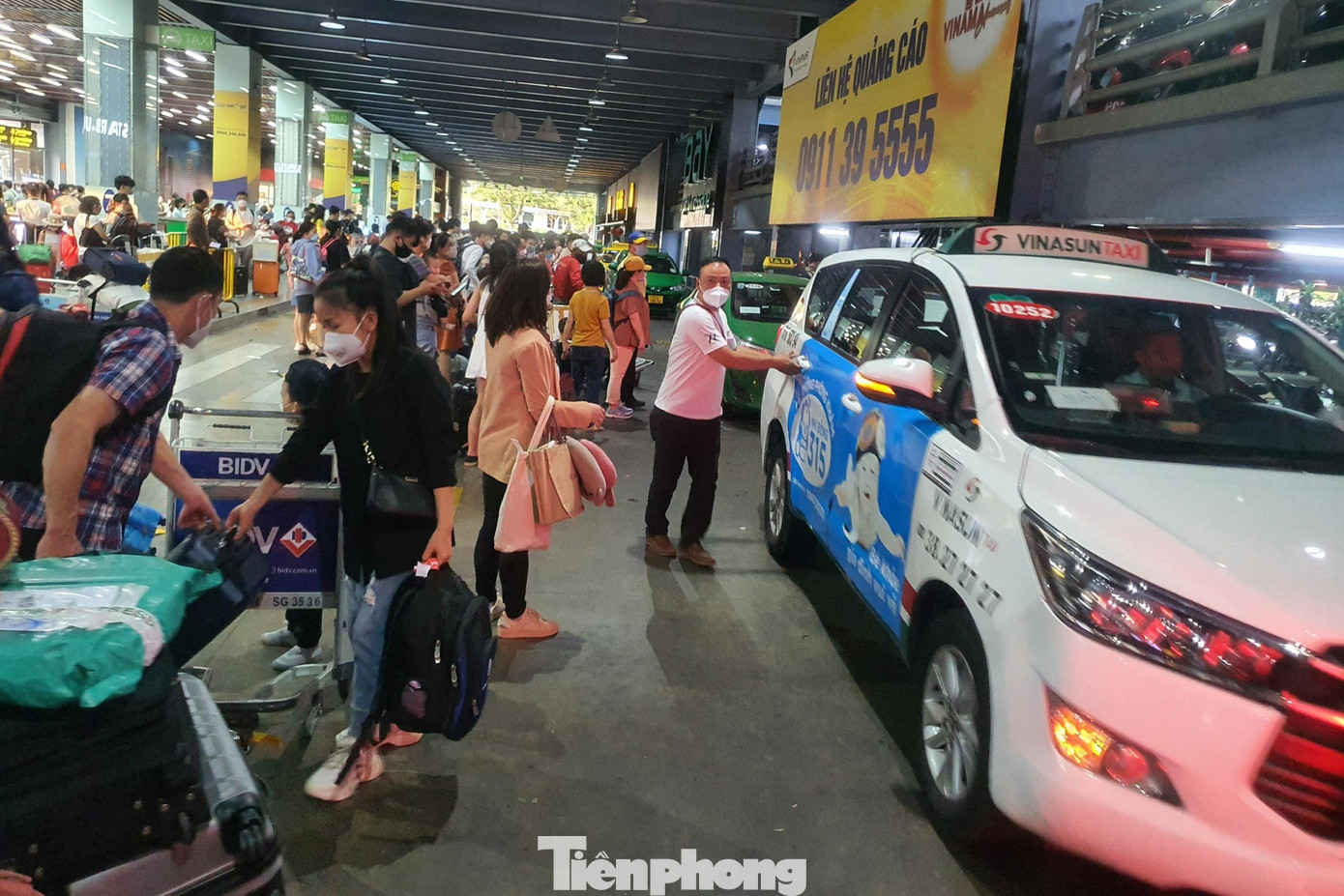 Khu vực đón taxi sân bay Tân Sơn Nhất đông nghẹt dịp lễ, Tết. Khu vực đón taxi sân bay Tân Sơn Nhất đông nghẹt dịp lễ, Tết.