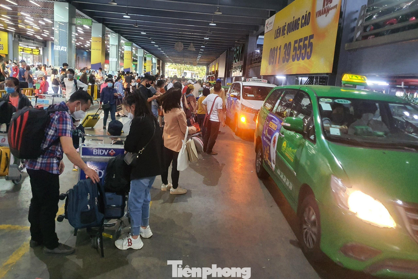 Hành khách giành giật taxi tại sân bay Tân Sơn Nhất những ngày sau Tết.