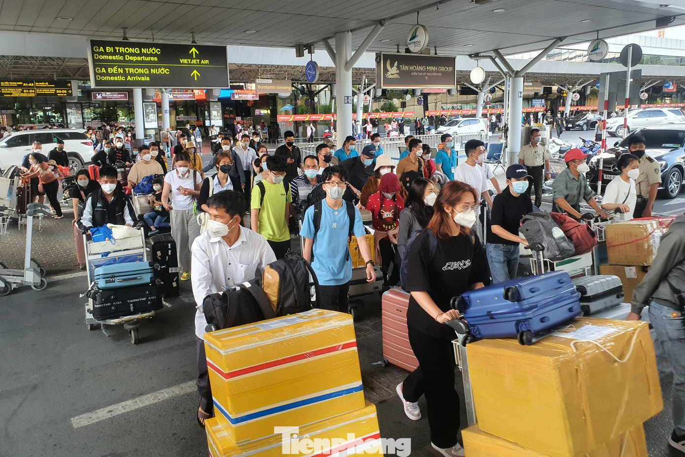 Ngày 6/2, sân bay Tân Sơn Nhất đông nghịt người trở lại sau kỳ nghỉ Tết Nguyên đán.