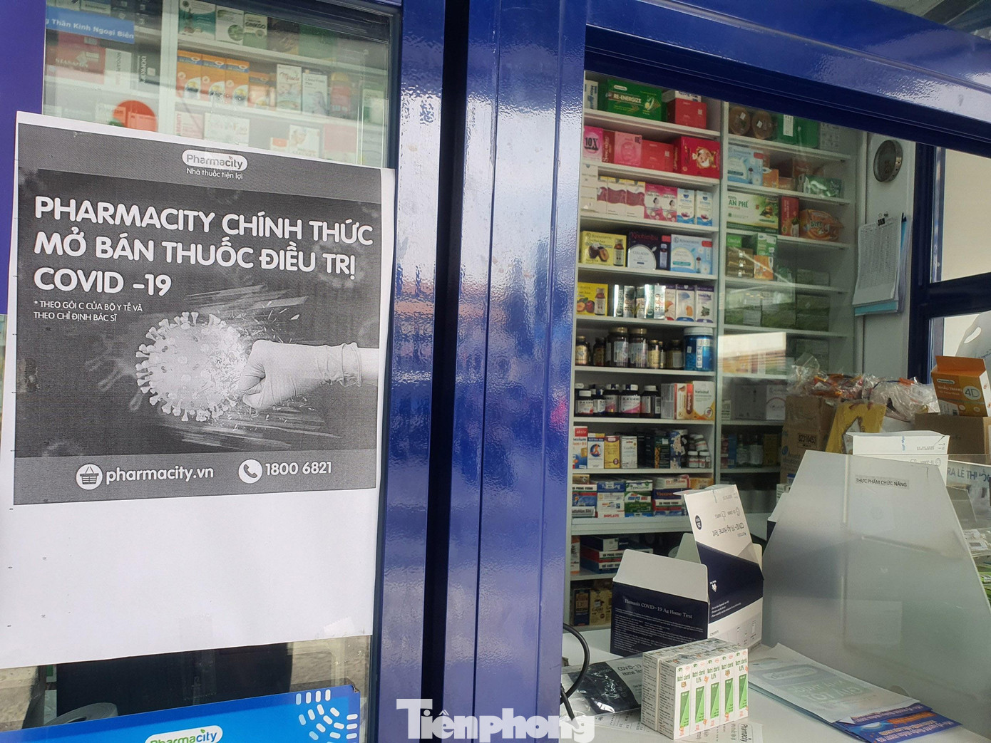 Nhà thuốc Pharmacity dán thông báo bán thuốc trị COVID-19 nhưng hết hàng.