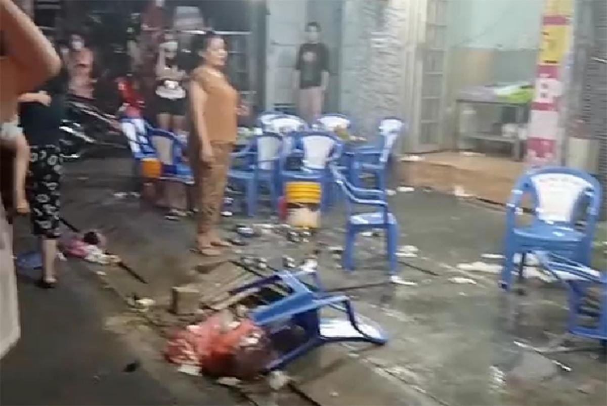 Bàn ghế quán nhậu bị hất văng. Bàn ghế quán nhậu bị hất văng.