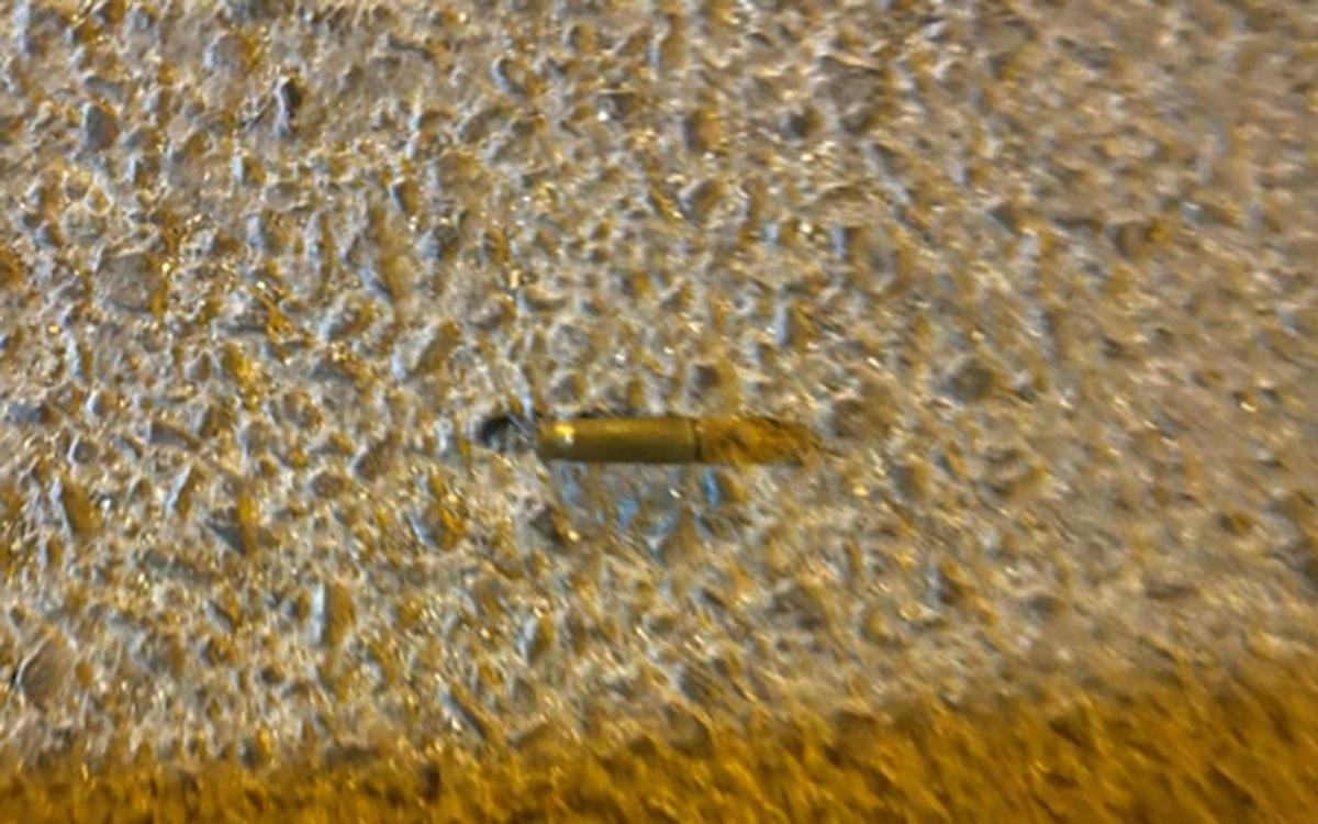 Vỏ đạn vương vãi tại hiện trường. Vỏ đạn vương vãi tại hiện trường.