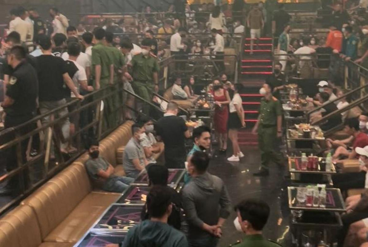 Công an kiểm tra quán bar. Công an kiểm tra quán bar.