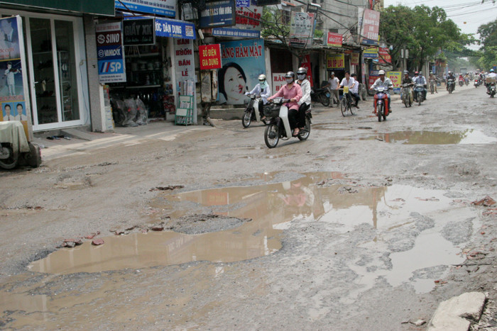 Mỗi đoạn xuống cấp kéo dài hàng chục mét đường