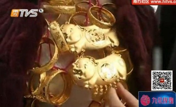 Cô dâu đeo 5kg vàng trong ngày cưới ảnh 4