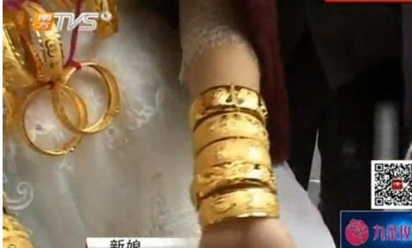 Cô dâu đeo 5kg vàng trong ngày cưới ảnh 5