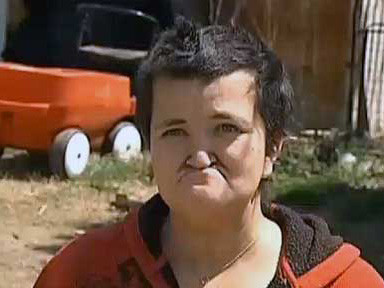 Mẹ của nữ sinh có cơ thể bốc mùi kiên quyết phản đối quyết định của nhà trường 