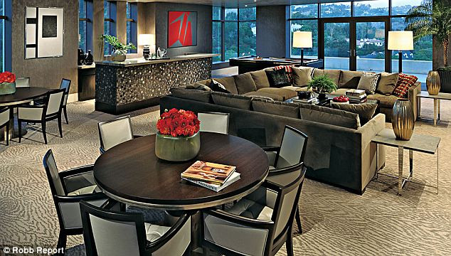 Dù những bộ bàn ghế được sử dụng màu nâu đen nhưng ánh sáng tự nhiên phản chiếu vào bên trong vẫn khiến cho phòng của ngôi biệt thự sáng lên