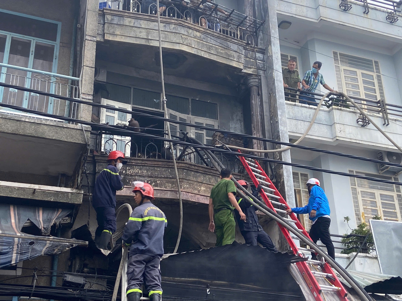 Xe cấp cứu cũng có mặt sẵn sàng đưa người bị thương đi chữa trị.