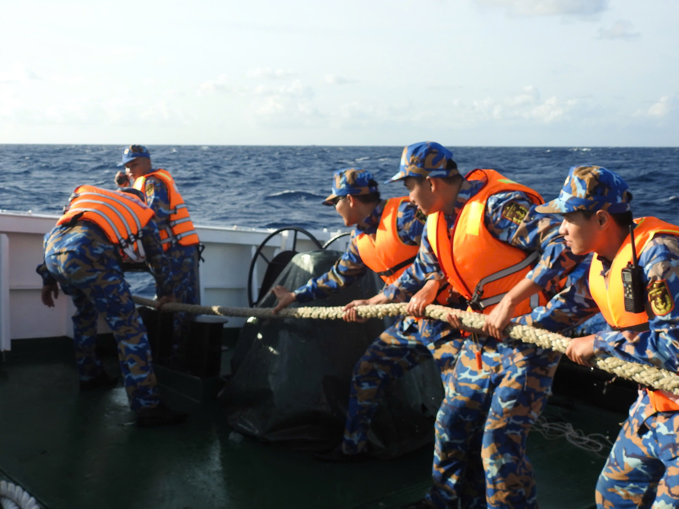 Tàu 473 thuộc đơn vị Vùng 4 Hải quân tiến hành lai kéo tàu cá gặp nạn. Ảnh: N.N.