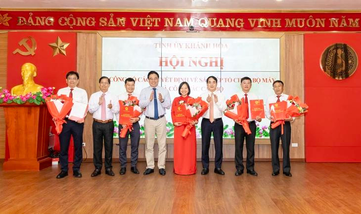 Báo Khánh Hòa hợp nhất có 1 tổng biên tập và 4 phó tổng biên tập. Ảnh: C.Đ. Báo Khánh Hòa hợp nhất có 1 tổng biên tập và 4 phó tổng biên tập. Ảnh: C.Đ.