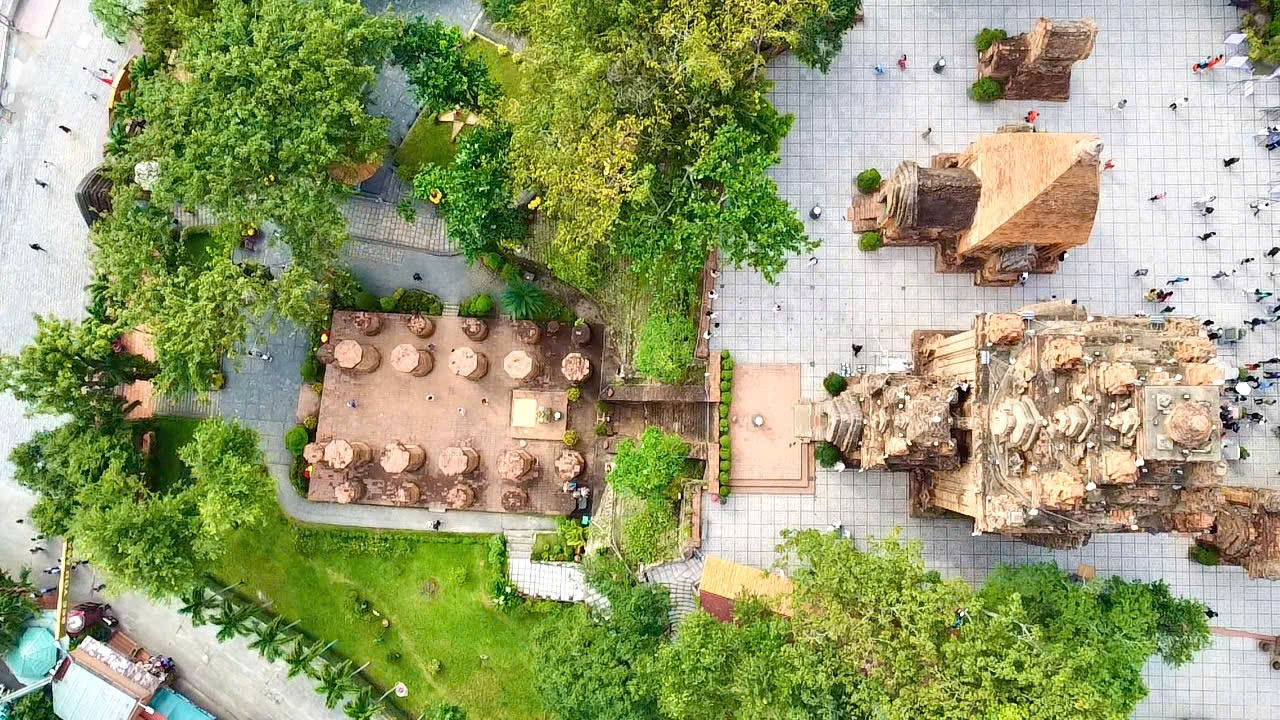 Khu đền tháp được xây dựng ở vị trí cao nhất của ngọn đồi Cù Lao, gồm 4 công trình. Trong đó có tháp Đông Bắc (tháp chính), tháp Đông Nam (tháp cố), tháp Nam (tháp ông) và tháp Tây Bắc (tháp cô cậu). Các tháp được xây bằng gạch và trang trí nghệ thuật bằng đá và gốm.