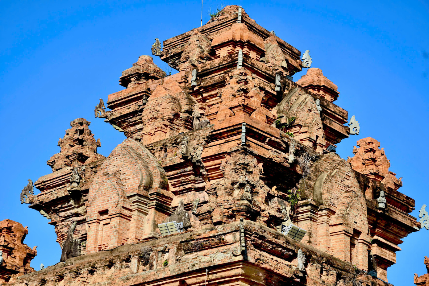 Trải qua hàng nghìn năm, một số chi tiết ở tháp Chăm cổ vẫn giữ gần như nguyên vẹn.