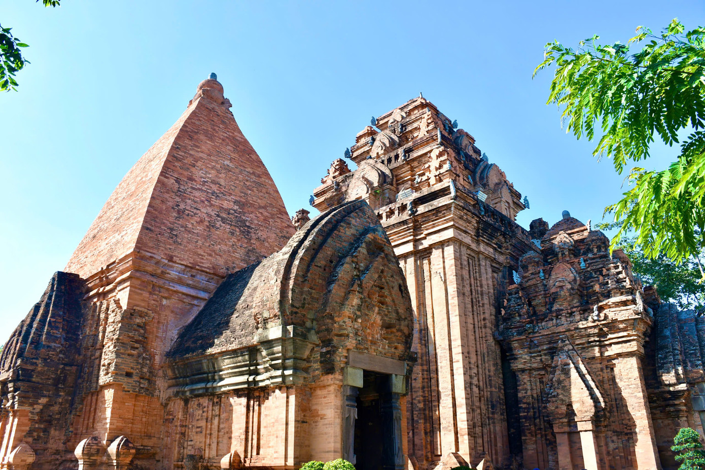 Theo các nhà nghiên cứu, nhóm tháp Chăm này được xây dựng và tu bổ qua nhiều thời kỳ, từ thế kỷ 7 đến thế kỷ 12.