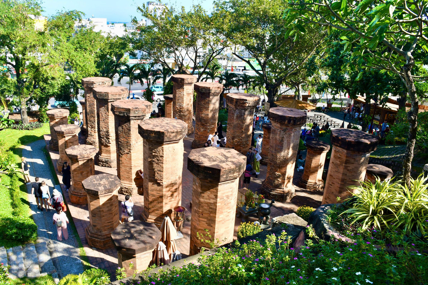 Từ 25-27/4 (20-23/3 Âm lịch) hàng năm, đông đảo đồng bào Chăm từ các tỉnh như Ninh Thuận, Bình Thuận, Khánh Hòa, Đắk Lắk, Gia Lai, Lâm Đồng, TP.HCM... hành hương về Tháp Bà Ponagar tham gia lễ hội tưởng nhớ Thiên Y Ana Thánh Mẫu (Po Inư Nag), người mẹ xứ sở với nhiều công lao giúp dân và mang lại hạnh phúc cho họ.