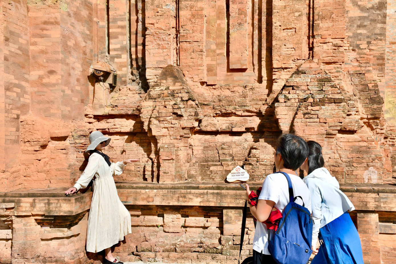 "Trải nghiệm khi tìm về những công trình kiến trúc như này đem lại cho mình những hứng thú khi tới đây. Nha Trang có khí hậu dễ chịu, những địa điểm như này cũng góp phần thu hút mình và gia đình chọn Nha Trang là điểm đến du lịch", chị Trần Tuyết Trinh - du khách đến từ Bắc Ninh, nói.