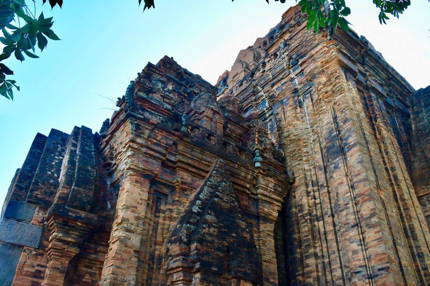 Theo các nhà nghiên cứu, tháp chính cao khoảng 23 m, được xây dựng lần đầu từ 813-817 và được xây lại vào giữa thế kỷ 11. Tháp chính thờ tượng nữ thần Ponagar, là phần hồn của cụm tháp cổ.