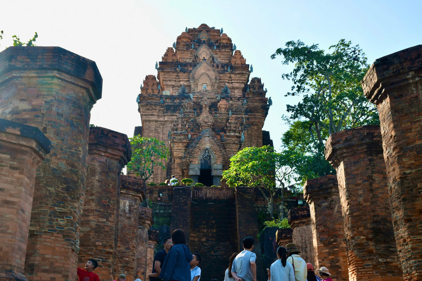 Tên gọi “tháp Ponagar” được dùng để chỉ chung cả công trình kiến trúc này, nhưng thực ra nó là tên của ngọn tháp lớn nhất cao khoảng 23 m.